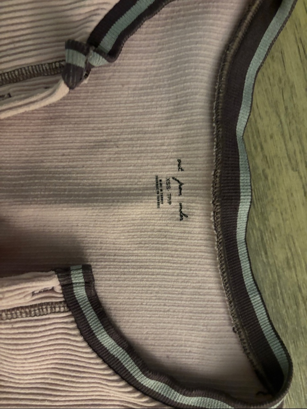 Urban Outfitters Ribbed Henley Crop Top in White and Light Pink - Picture 2 of 3